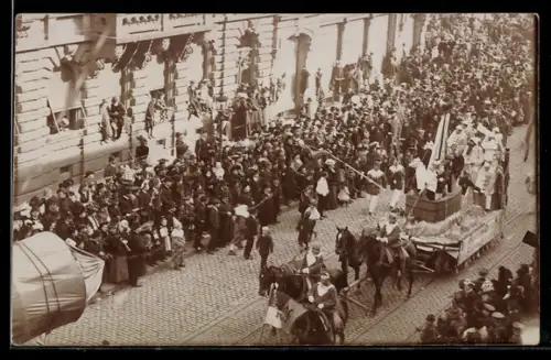 Foto-AK Umzug zum Fasching mit Festwagen und Menschenmenge
