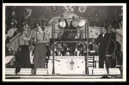 Foto-AK Faschingsgesellschaft auf einer Bühne und Musiker mit Kontrabass