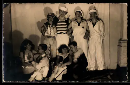 Foto-AK Faschingsgesellschaft in verschiedenen Verkleidungen, darunter Matrose