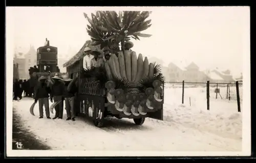 AK Faschingsfestwagen auf einer verschneiten Strasse