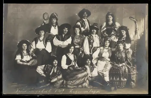 Foto-AK Faschingsgesellschaft mit Tamburin im Jahr 1907