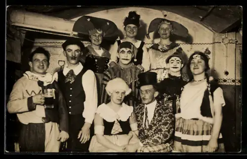 Foto-AK Faschingsgesellschaft in verschiedenen Verkleidungen, darunter Clowns