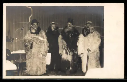 Foto-AK Faschingsgesellschaft in dicken Pelzmänteln