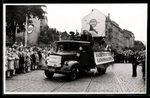 AK Festwagen während eines Faschingsumzugs