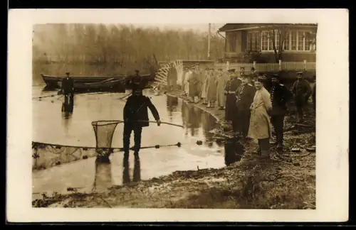 Foto-AK Fischer mit Netz am Ufer, Soldaten in Uniform