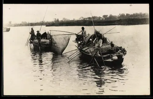 AK Zwei Fischerboote mit Netzen auf See