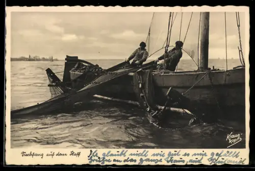 AK Zwei Fischer ziehen ein Netz auf ihr Boot