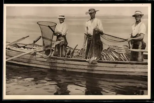 AK Drei Fischer mit Netzen und Fang auf ihrem Boot