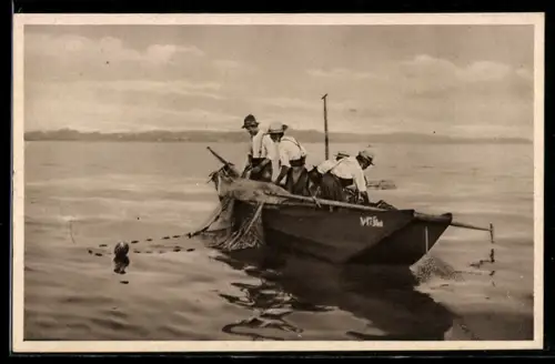 AK Gruppe von Fischern mit Netzen auf ihrem Boot auf dem Bodensee