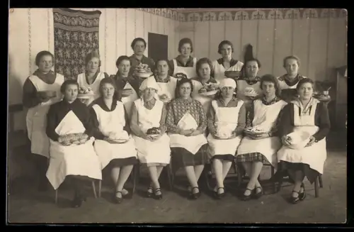 Foto-AK Gruppe von Dienstmädchen in Uniform