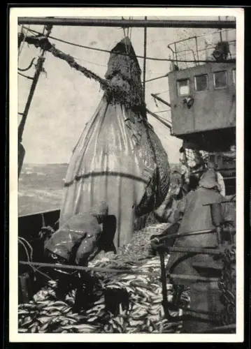 AK Szene auf einem Fischerboot mit Fangnetz