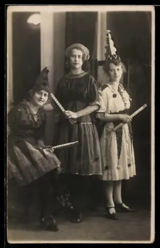 Foto-AK Drei Frauen in Faschingsverkleidung