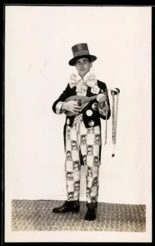 Foto-AK Mann mit Mandoline in Faschingsverkleidung