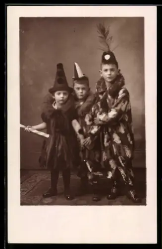 Foto-AK Drei Kinder in Faschingskostümen
