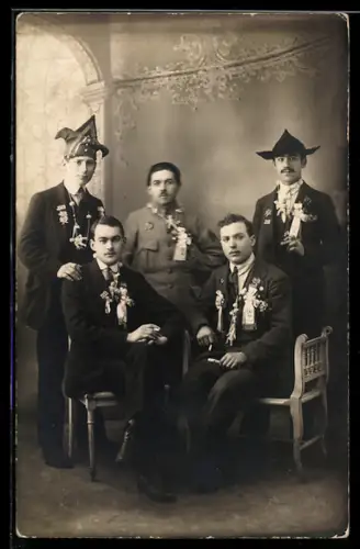 Foto-AK Männergruppe in Faschingskostümen mit Narrenkappe