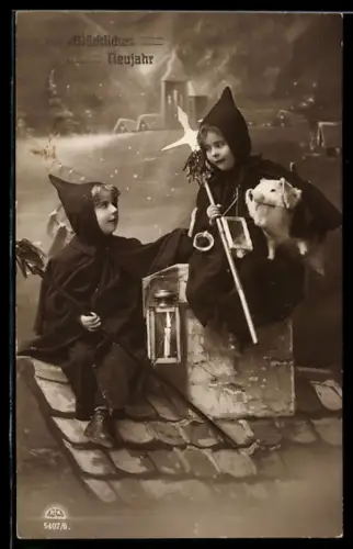 AK Zwei Kinder in Nachtwächterverkleidung mit Glücksschwein unter dem Arm