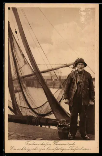 AK Wesermünde, Achtzigjähriger Fischer neben seinem Boot