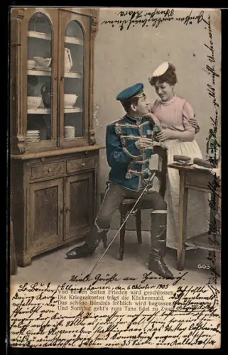 AK Soldat in Husarenjacke und mit Säbel bandelt mit dem hübschen Dienstmädchen an