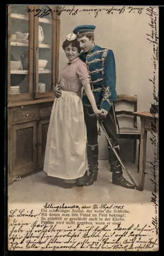 AK Soldat in Husarenjacke umarmt hübsches Dienstmädchen von hinten