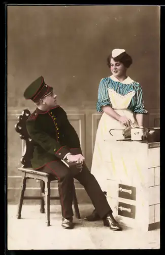 AK Dienstmädchen steht neben einem sitzenden Soldaten in Uniform