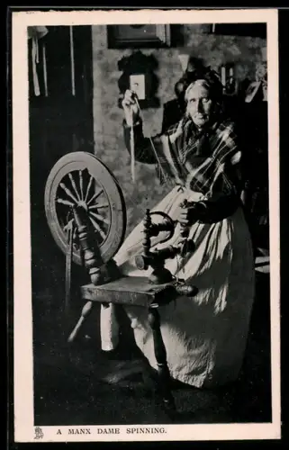 AK Alte Dame an einem Spinnrad