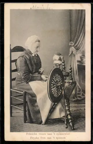 AK Alte Dame sitzt an einem Spinnrad