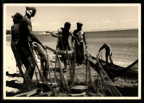 Foto-AK Fischer mit Netzen am Ufer