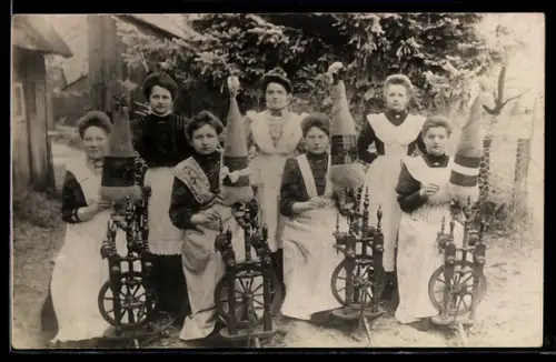 AK Gruppe von Frauen mit Spinnrädern