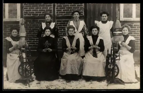 Foto-AK Gruppe von Frauen mit Spinnrädern