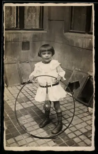 Foto-AK Kleiner Junge im Kleid mit Reifen