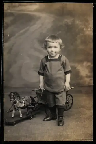 Foto-AK Kleiner Junge mit Spielzeugpferd