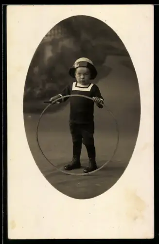 Foto-AK Kleiner Junge mit einem Reifen