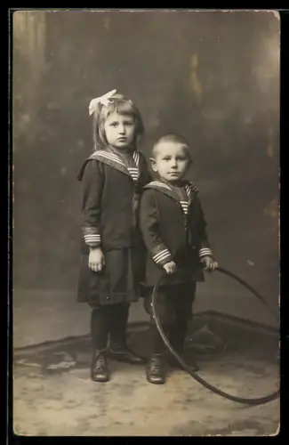 Foto-AK Kleiner Junge und Mädchen mit Reifen