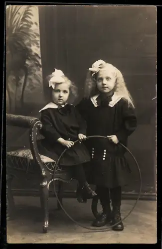 Foto-AK Zwei Mädchen in Kleidern mit Reifen