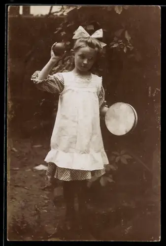 Foto-AK Mädchen mit Ball und Trommel