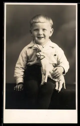 Foto-AK Kleiner Junge mit Spielzeugpferd