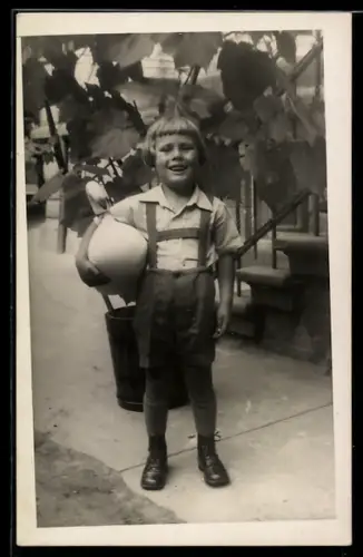 Foto-AK Kleiner Junge mit einer Spielzeuggans