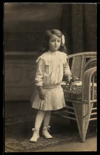 Foto-AK Kleines Mädchen mit Spielzeughund