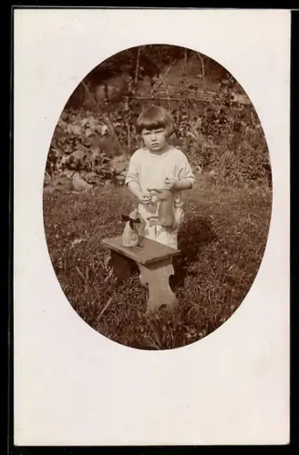 Foto-AK Kleines Kind mit Spielzeughund