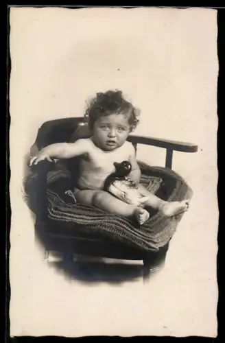 Foto-AK Nacktes Kleinkind mit Spielzeugente