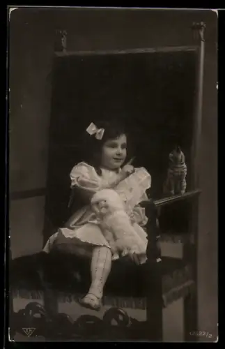 Foto-AK Kleines Mädchen mit Spielzeugaffen