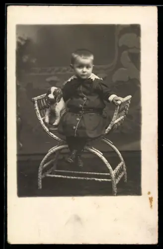 Foto-AK Kleines Kind mit Spielzeughund
