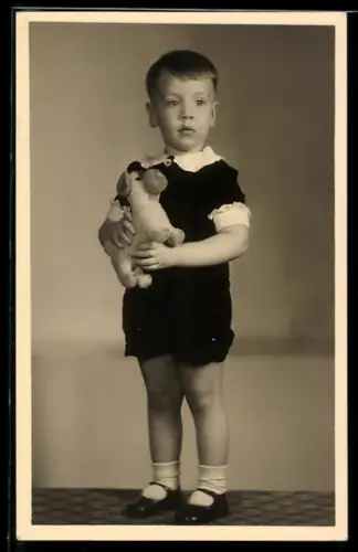 Foto-AK Kleiner Junge mit Spielzeughund