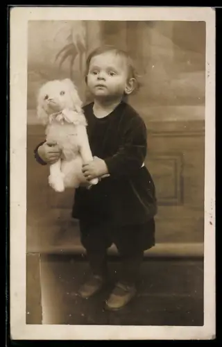 Foto-AK Kleiner Junge mit Spielzeughund