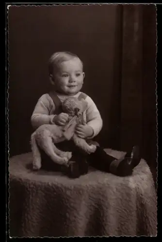 Foto-AK Kleiner Junge mit Spielzeughund
