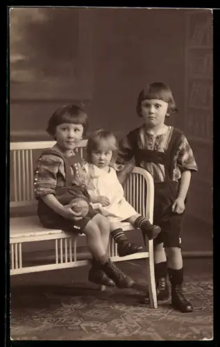 Foto-AK Drei Kinder mit einem Ball