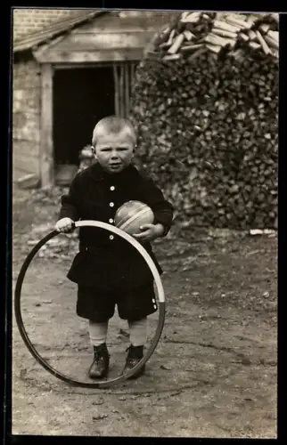 Foto-AK Kleiner Junge mit Ball und Reifen