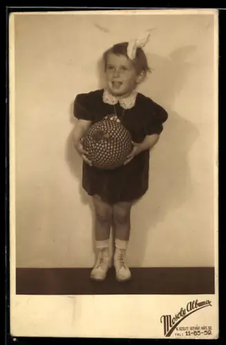 Foto-AK Kleines Mädchen im Kleid mit Ball