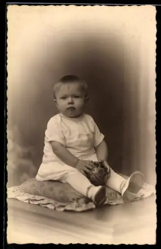 Foto-AK Kleines Kind mit einem Ball