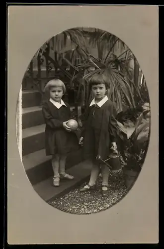 Foto-AK Zwei Kinder mit Ball und Giesskanne